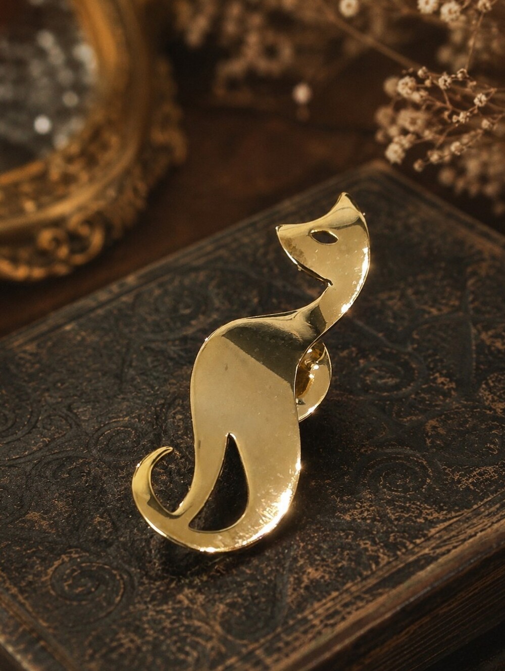 Vintage 1960s–1970s Modernist Gold-Tone Cat Brooch